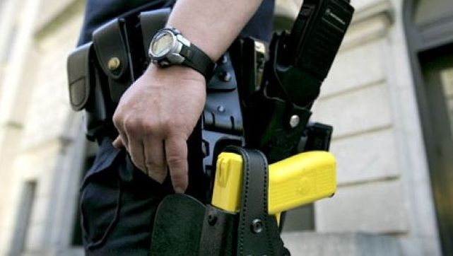 BRESCIA. AGENTI ARMATI DI SPRAY IN ATTESA DEL 'TASER